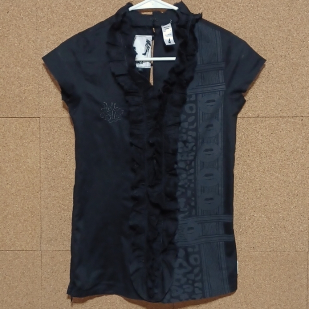 HELLZ BELLZ  TOP SIZE M IN A BEAUTIFUL BLACK ⚫️ COTTON